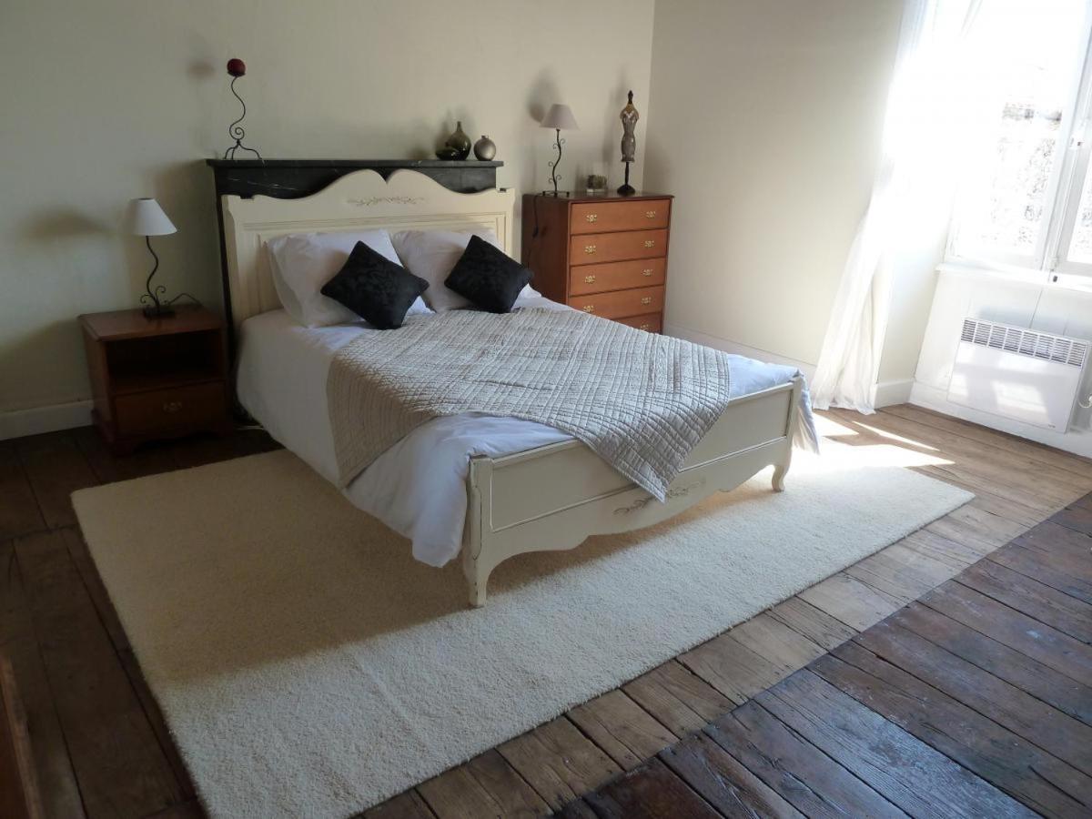 Bed and Breakfast A L'Ombre Du Marronnier La Peruse Exterior foto