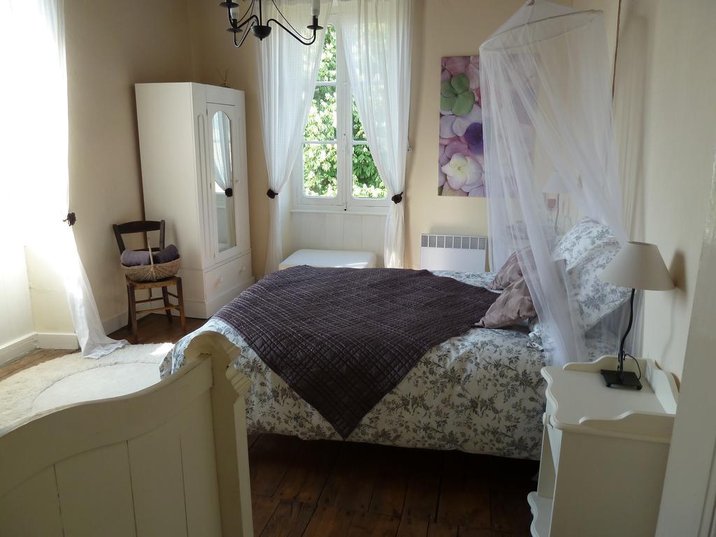 Bed and Breakfast A L'Ombre Du Marronnier La Peruse Habitación foto