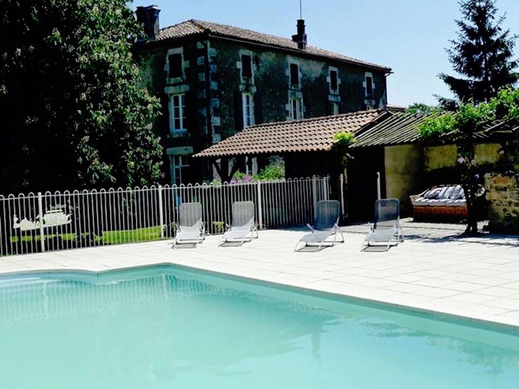 Bed and Breakfast A L'Ombre Du Marronnier La Peruse Exterior foto